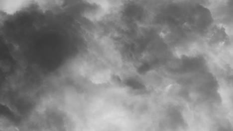 nubes oscuras grises y cielo durante la tormenta