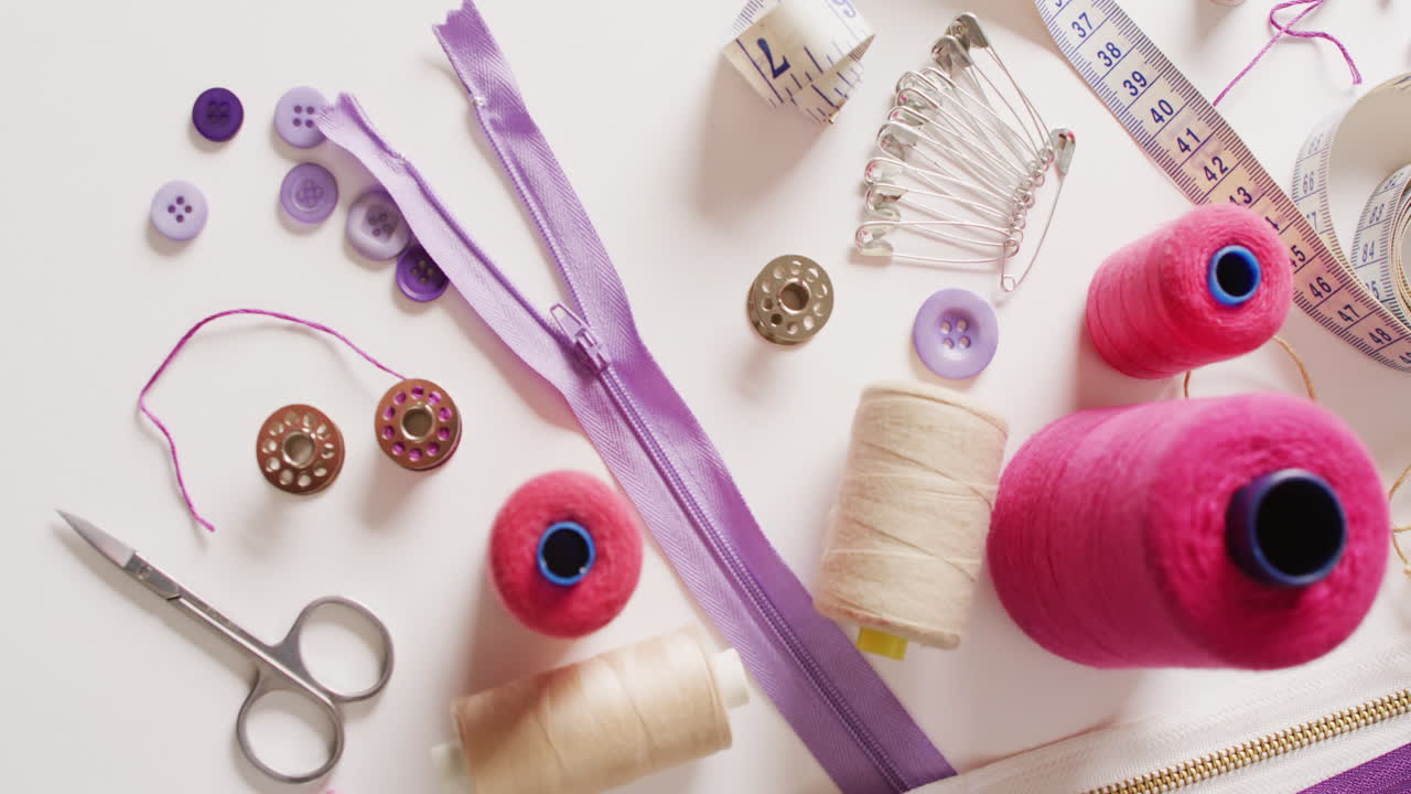 サイズテープ, サイザー, 安全ピン, 糸のリル, 白い背景のジップのビデオ