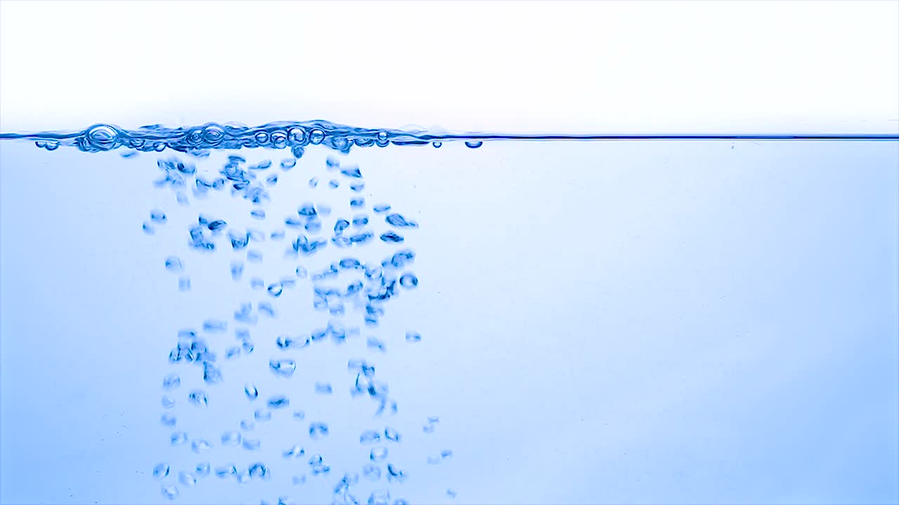 물을 슬로우 모션으로 가 ⁇ 게 찍습니다.