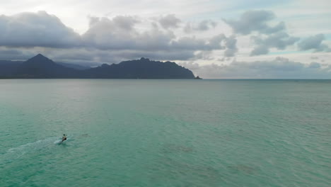 Antenne-Des-Kite-Boarders-In-Der-Kaneohe-Bucht