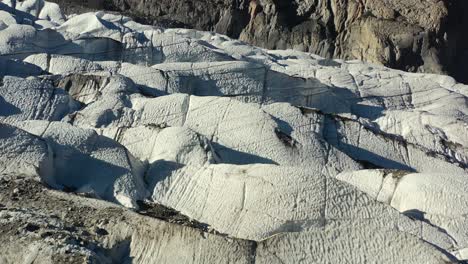 Luftdrohne,-Die-An-Einem-Sonnigen-Sommertag-Parallel-Zu-Den-Weißen-Passu-Gletschern-In-Hunza-Pakistan-Fliegt