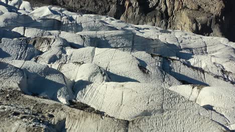 drone aéreo volando paralelo a los glaciares passu blancos en hunza pakistán durante un día soleado de verano