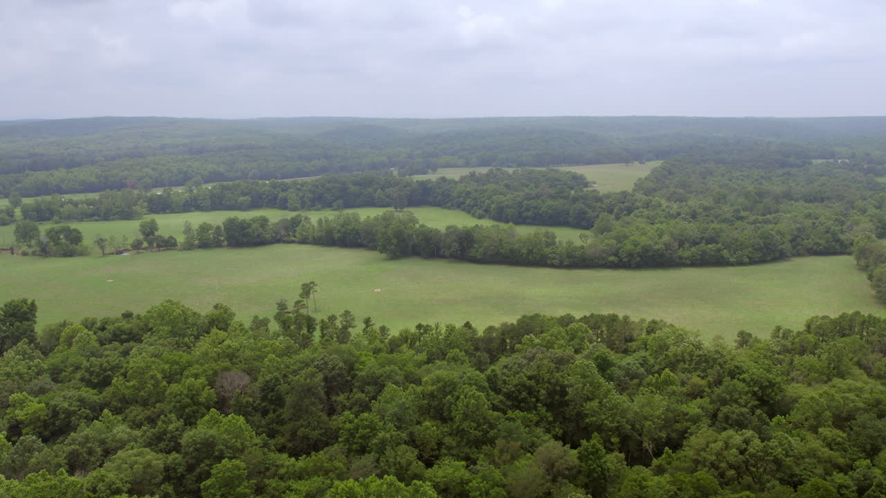 tire hacia atrás sobre el bonito paisaje del sur de missouri