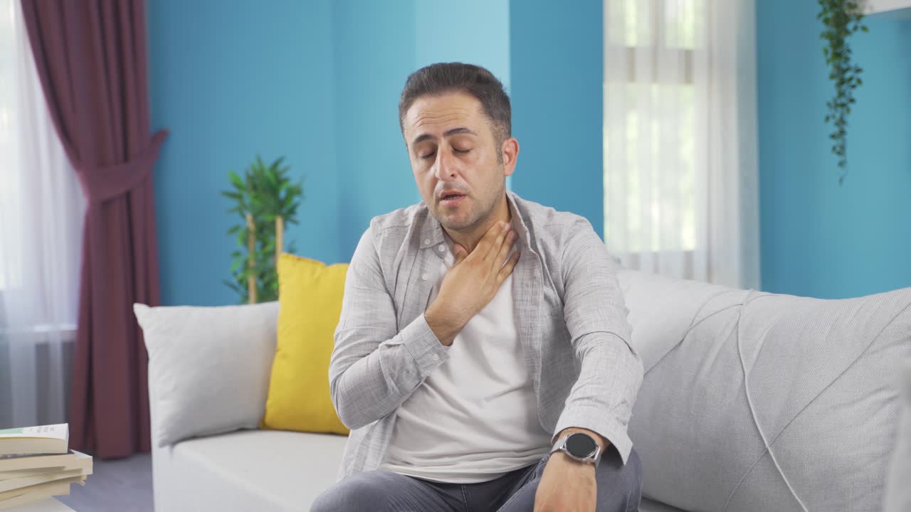 un hombre enfermo tosiendo.