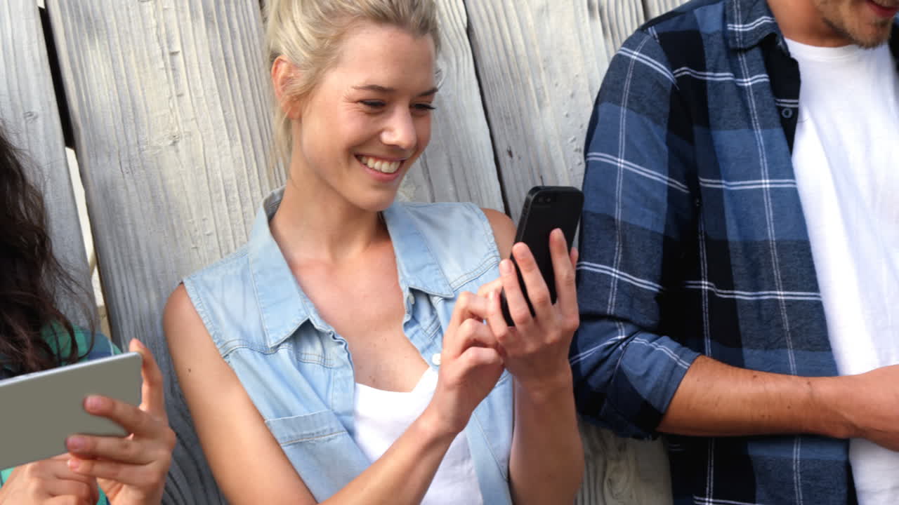 amigos que usan teléfonos móviles