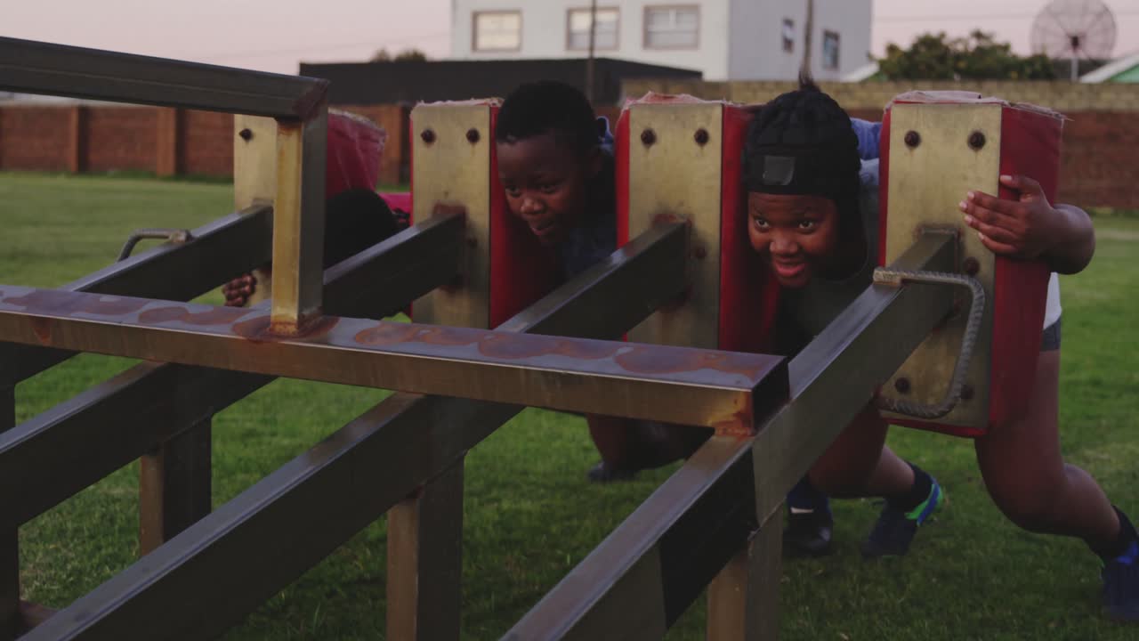entrenamiento de jóvenes jugadoras adultas de rugby