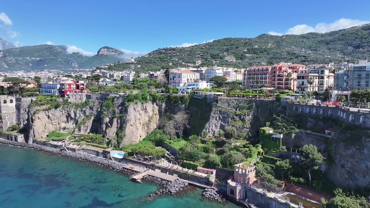 Spiaggia di Sorrento a Sorrento, Napoli, Italia. Città costiera. Paesaggio sul lungomare. Spiaggia di Sorrento a Napoli, Italia. Paesaggio balneare. Edifici medievali. Skyline di Sorrento. Costiera Amalfitana