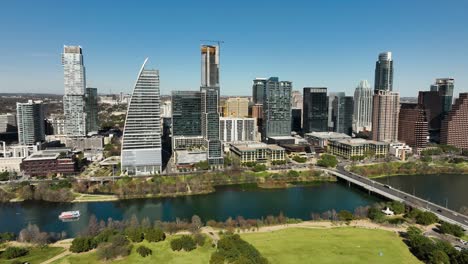 Toma-Aérea-Del-Centro-De-Austin,-Tx-Con-El-Río-Colorado-En-El-Marco