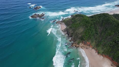 Promontorio-Y-Paisaje-Marino,-Playa-De-Broken-Head-En-Byron-Bay,-Nueva-Gales-Del-Sur,-Australia---Toma-Aérea-Con-Drones