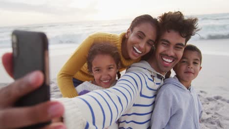 Glückliche-Hispanische-Familie,-Die-Selfie-Am-Strand-Macht