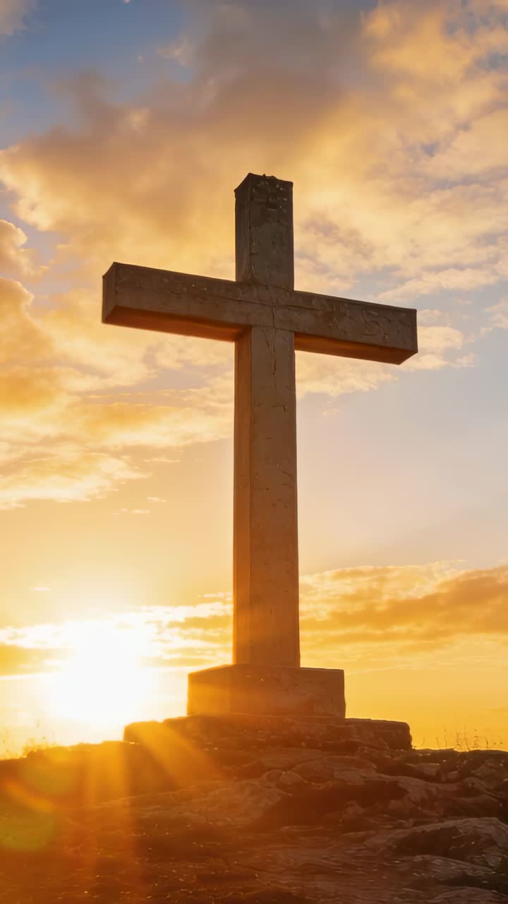 Croce di pietra in cima a una roccia, il sole che si muove, proiettando un'aureola e un effetto flare, evocando un'atmosfera commemorativa per un film.