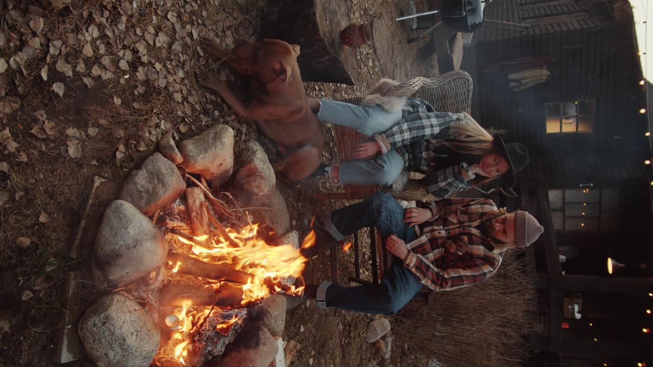 ⁇ 만적 인 커플 이 저녁 에 불 을 켜고 개 와 함께 앉아 있다