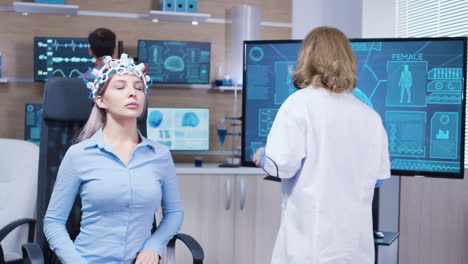 paciente femenina con en una clínica de neurociencia con sensores cerebrales