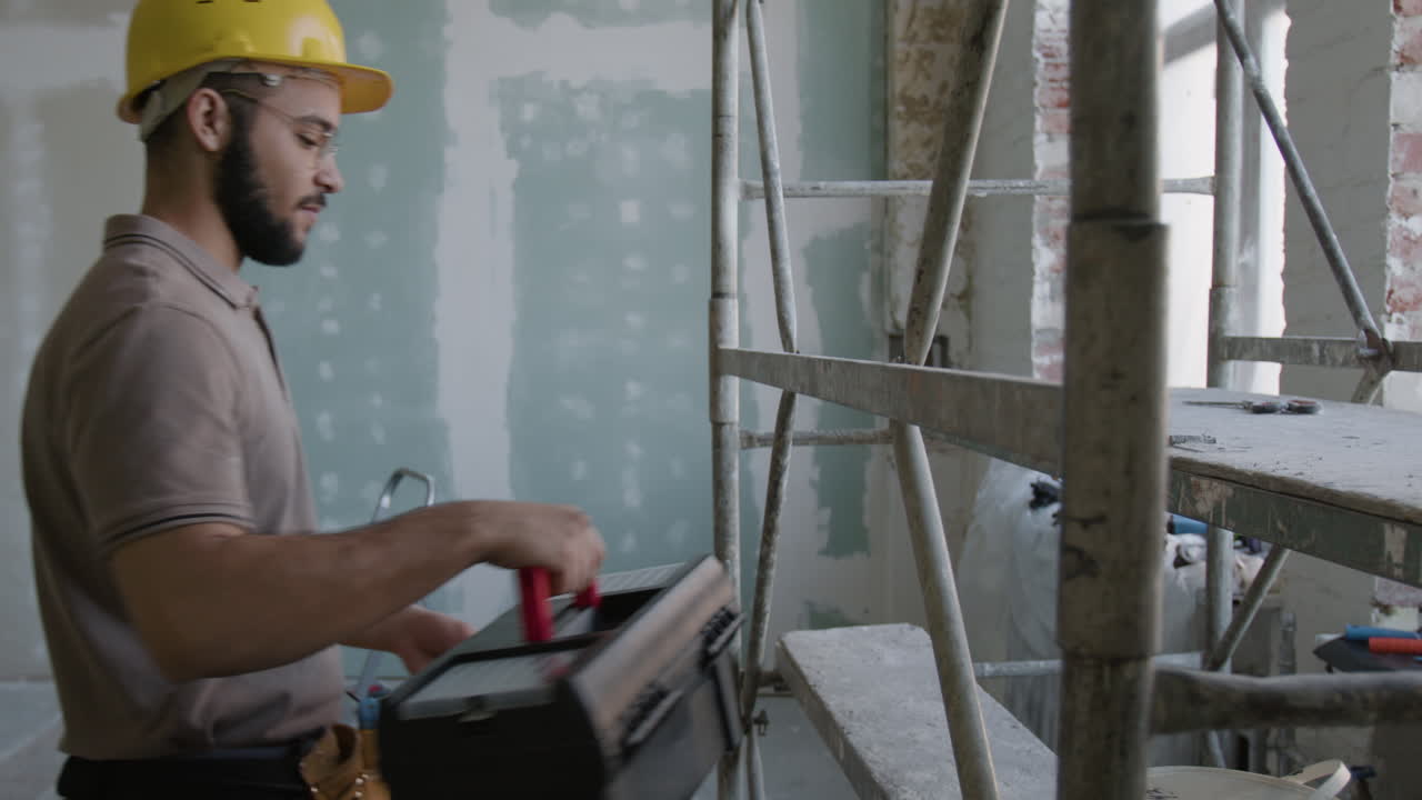 строитель на строительной площадке