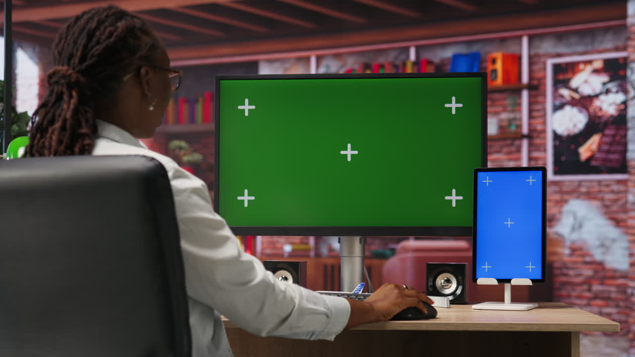 estudiante en un apartamento navegando por internet en una computadora y una tableta de pantalla aislada