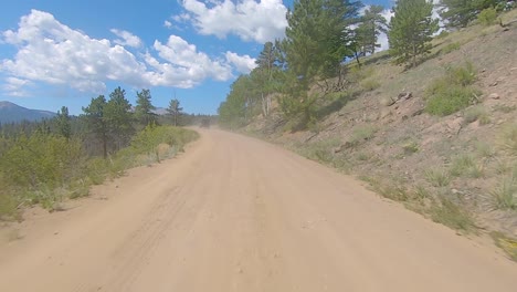 Pov-Conduciendo-Por-Un-Paso-De-Montaña-Todoterreno-En-Las-Montañas-Rocosas-De-Colorado