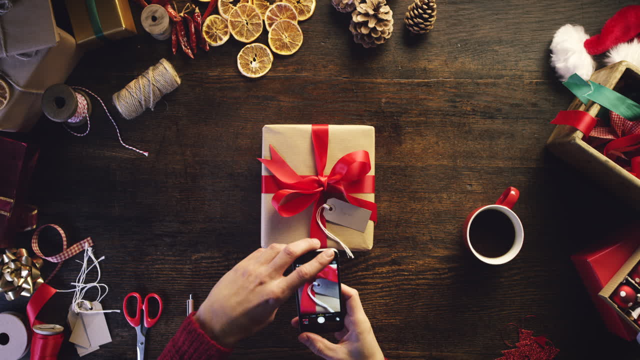 tomando una foto de un regalo de navidad