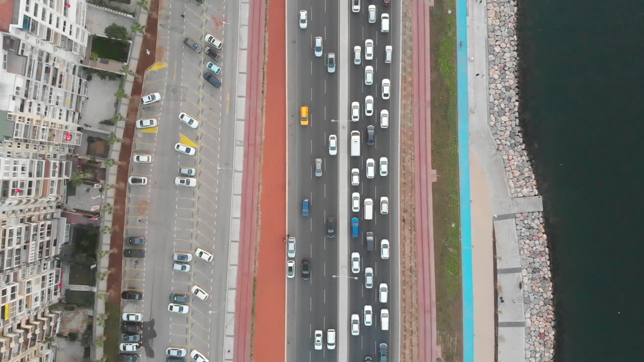 터키에서 세 번째로 큰 도시인 이즈미르의 화창한 오후에 다양한 드론 촬영