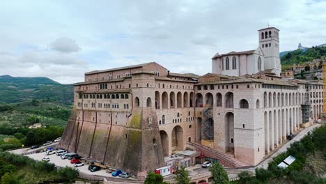 Altes-Und-Historisches-Gebäude-Der-Basilika-Des-Heiligen-Franziskus-Von-Assisi-In-Perugia,-Umbrien,-Italien