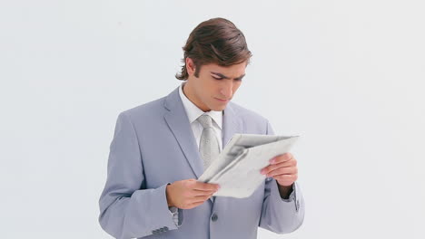 hombre de negocios con un periódico