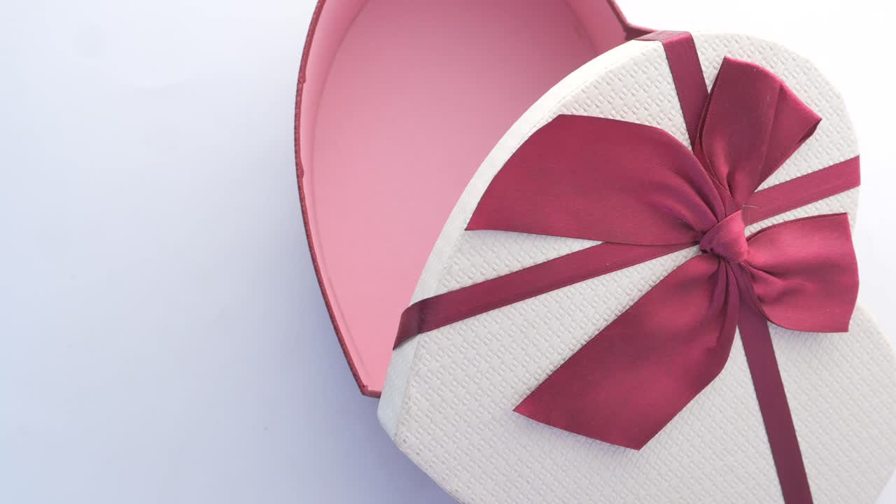 caja de regalo en forma de corazón vacía con cinta roja