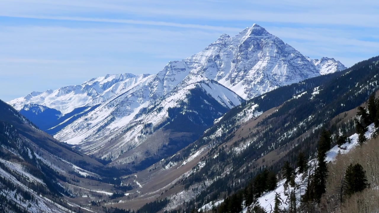 Inverno Aspen Buttermilk Mountain Ski Area resort Cliffhouse, Pyramid Peak (14er) coperto di neve, Colorado, paesaggio naturale panoramico, Valle di Maroon Creek, Catena montuosa Elk, Foresta di White River con zoom