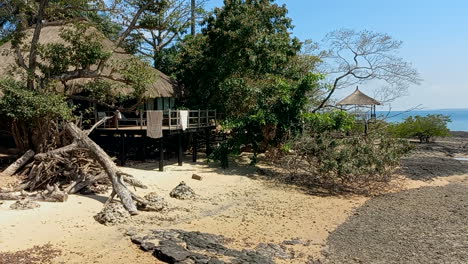 Bungalow-De-Madera-En-La-Playa-De-La-Isla-De-Rubane-Con-árboles-Alrededor,-Paraíso-Muy-Hermoso-Y-Tranquilo