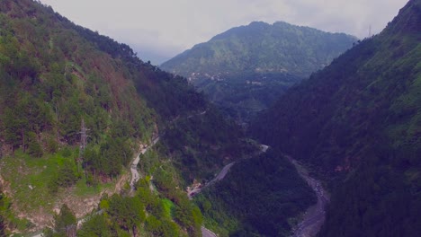 景觀景觀: 曲線曲線的道路穿過森林, 有河流, 美麗的自然和交通從全景景觀, 山上的一根電柱