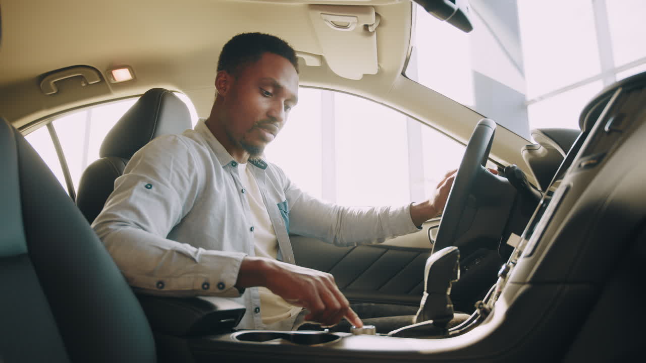 쇼 에서 자동차 를 선택 하는 사람