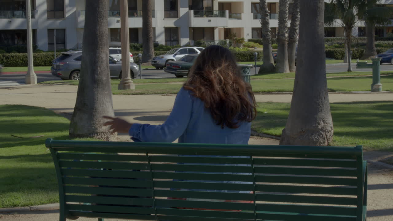 una mujer hablando por teléfono en la playa