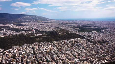 Lycabettos,-La-Colina-Más-Alta-De-Atenas,-Vista-A-Vista-De-Pájaro-Filmada-Por-Un-Dron