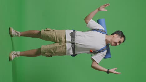 녹색 화면에 배을 가진 남자