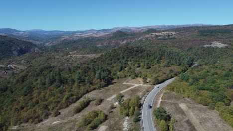 4K-Drohnenaufnahmen-Erfassen-Autos,-Die-Durch-Eine-Malerische-Waldstraße-In-Der-Nähe-Der-Birtvisi-Schlucht-In-Kvemo-Kartli,-Georgien,-Fahren