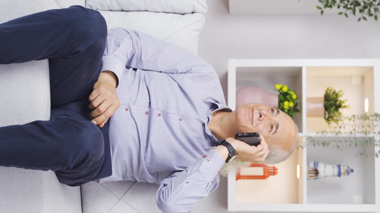 ⁇ 은이가 집에서 나쁜 소식을 듣는 수직 비디오.  ⁇ 은이는 슬프고 무력합니다.