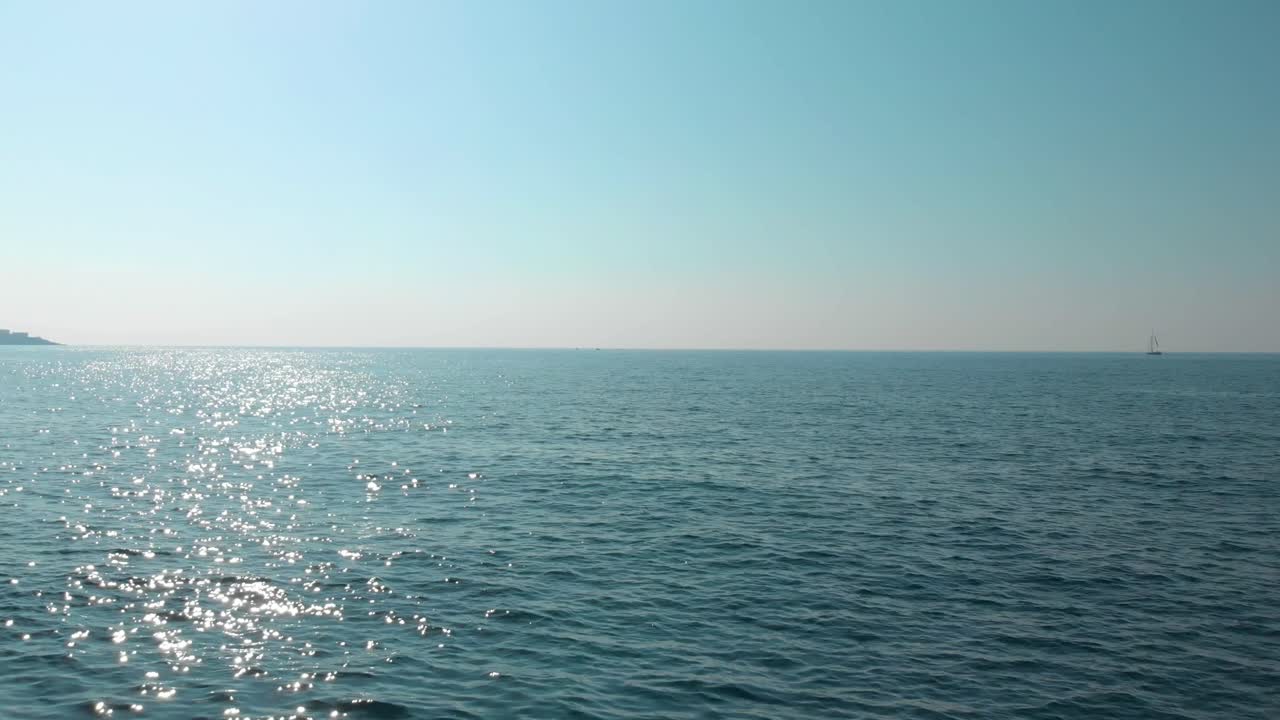 해변 근처의 절벽과 바위 사이에서 드론 샷에 가까운 물-5