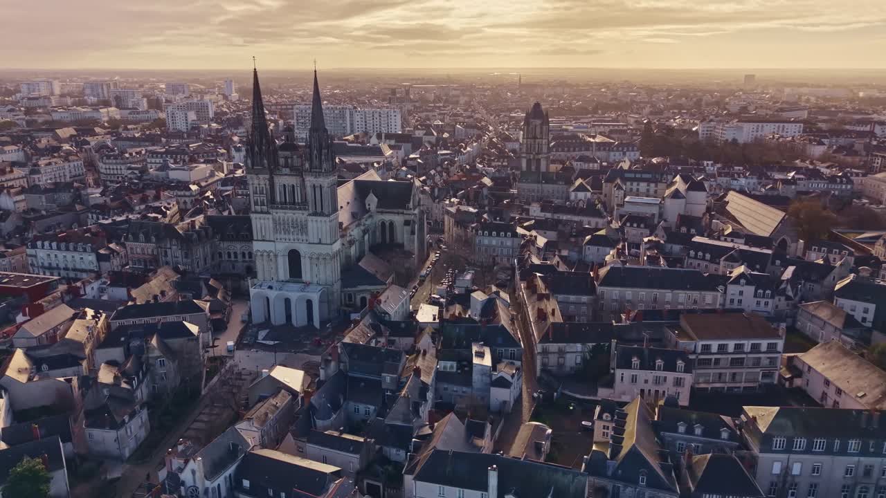Incredibile volo di drone che si avvicina alla Cattedrale di Angers in stile romanico, gotico e rinascimentale al tramonto, Angers, Maine-et-Loire, Francia.