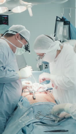 el equipo quirúrgico opera el corazón del paciente. los cirujanos cardiotorácicos realizan una complicada cirugía de trasplante de la arteria coronaria en una sala de operaciones estéril