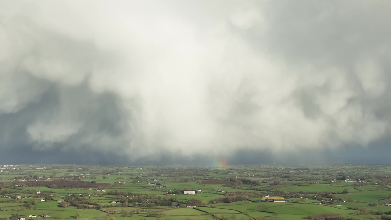 Nuvole mammatus sull'incudine di un temporale catturate da un drone