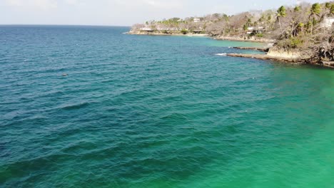 Panama-Im-Februar-Drohnenaufnahmen-Der-Insel-Contadora-Mit-Stränden,-Sand,-Meer,-Blauem-Himmel-Und-Entspannenden-Zeiten