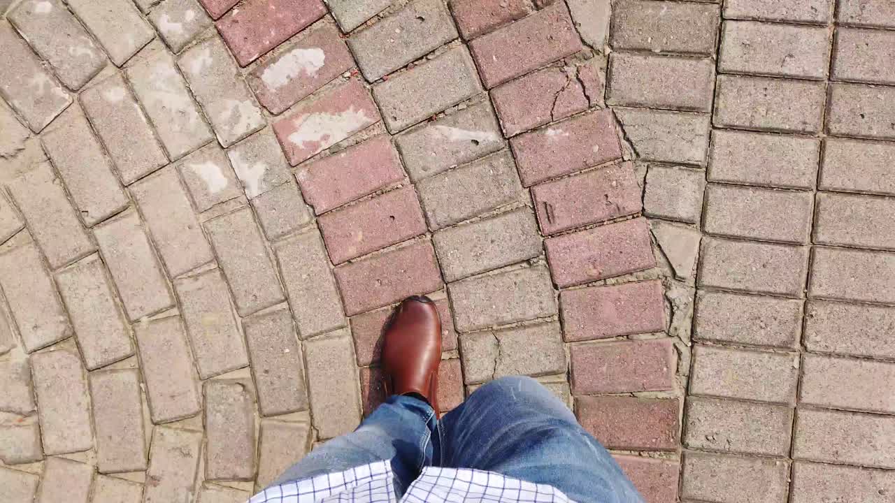 caminando por un pavimento con patrones