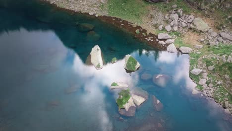 Volando-Sobre-Un-Hermoso-Lago-En-Los-Alpes-Italianos