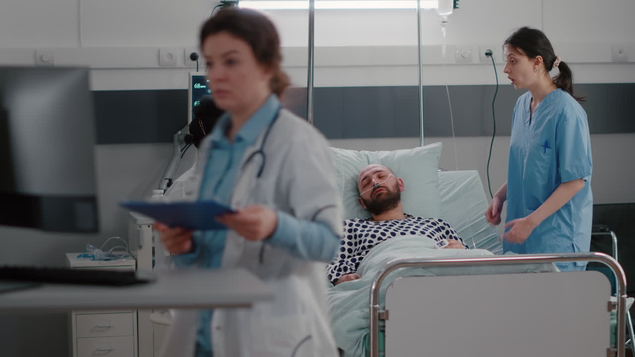 médico médicos chequeando al enfermo analizando el síntoma de la enfermedad