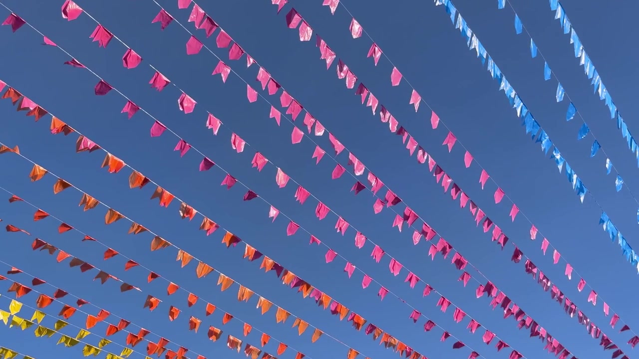 Bandierine festive colorate che sventolano contro un cielo azzurro