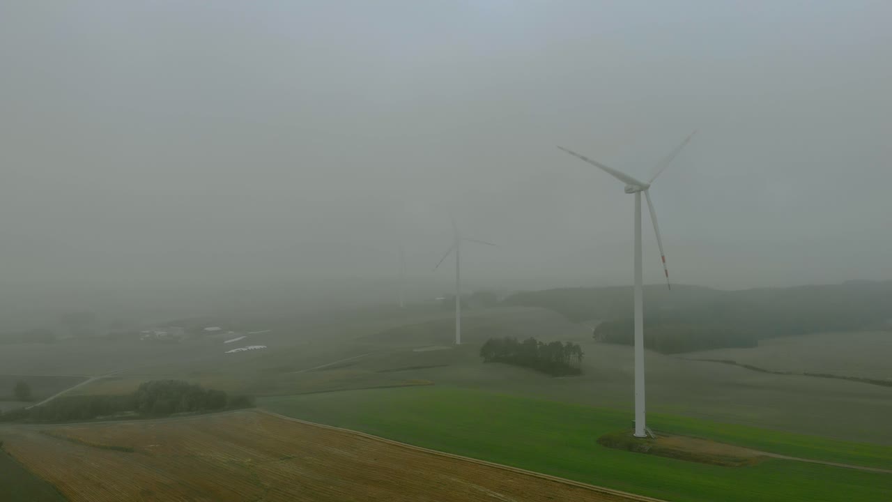 바람 농장에서 안개가 자욱한 아침에 공중 영상, 풍차는 들판에서 함께 가깝습니다.