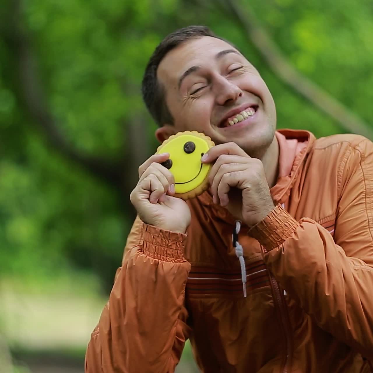 hombre con unas galletas.