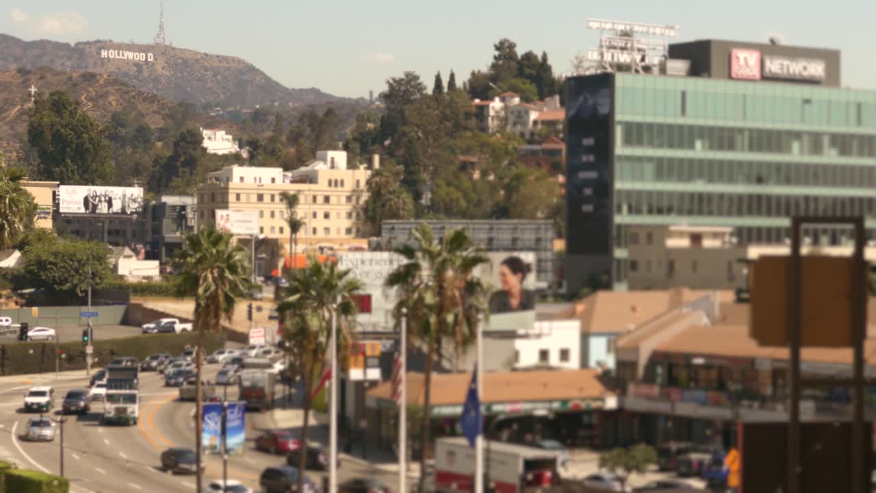 Paesaggio urbano delle Colline di Hollywood con traffico ed effetto sfocato