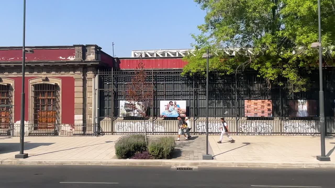 다양한 유형의 교통 시스템을 갖춘 아침 멕시코 시내의 슬로우 모션 샷