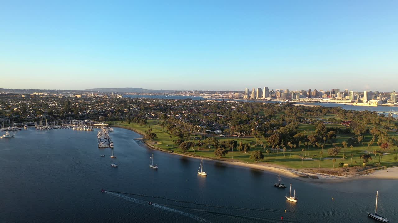 2022년 11월 황금시간 동안 따뜻하고 화창한 가을날 코로나도 만에서 샌디에고 스카이라인의 공중 전망
