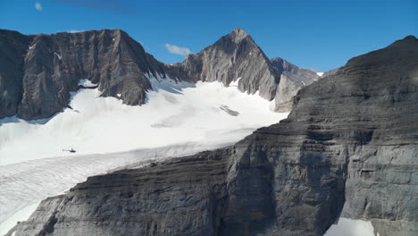 Un-Emocionante-Recorrido-En-Helicóptero-Por-Las-Montañas-Rocosas-Canadienses,-Impresionantes-Vistas-Aéreas-De-Picos-Nevados,-Glaciares,-Ríos-Y-Bosques