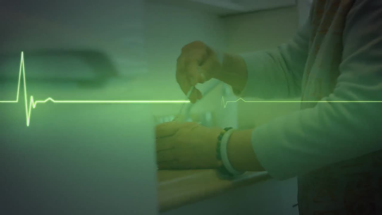 animación de la línea de latidos del corazón en el bucle de la sección media de la mujer haciendo café en casa